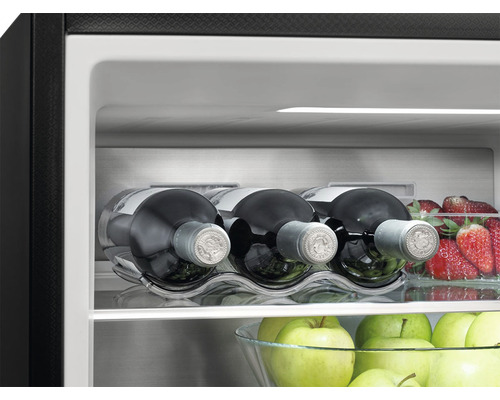 Interiér chladničky s lahvemi vína, jahodami a jablky