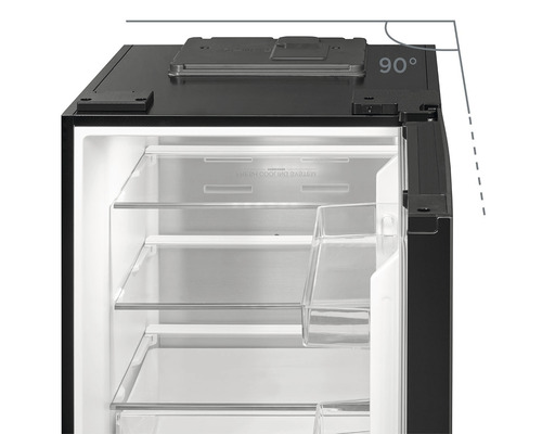 Vnitřní pohled na chladničku se skleněnými policemi a otvorem 90 stupňů.