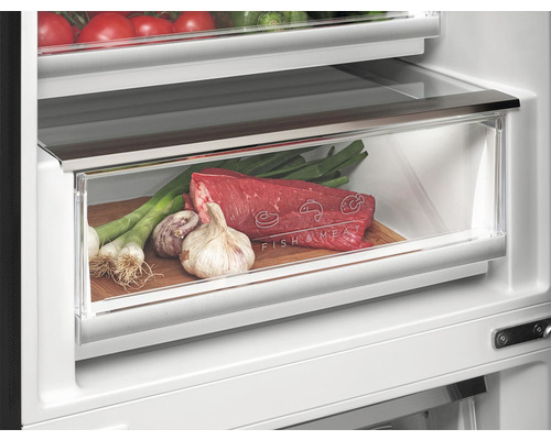 Interiér chladničky se zásuvkou na ryby a maso