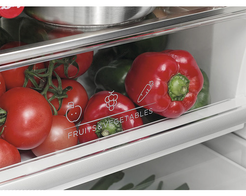 Zásuvka na zeleninu v chladničce plná paprik a rajčat