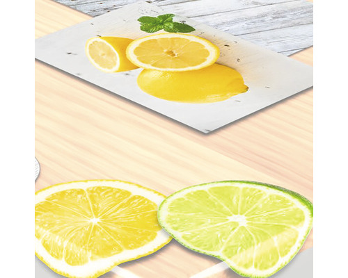 Plátky citronu a limetky s citrony a mátou na talíři