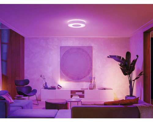 Obývací pokoj se stropním svítidlem a moderním vybavením