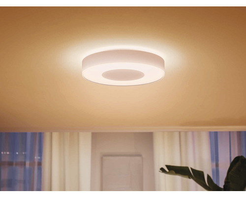 Kulaté stropní svítidlo v obývacím pokoji