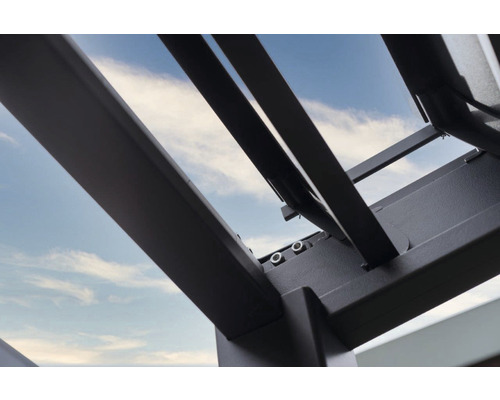 Detail hliníkového zastřešení terasy na pozadí modré oblohy.