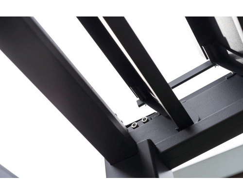 Detailní pohled na pergolu s kovovou konstrukcí a šroubovými spoji