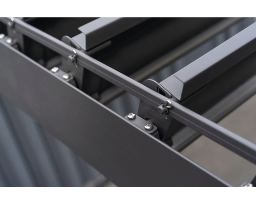 Detailní záběr střešního systému terasového zastřešení se šrouby