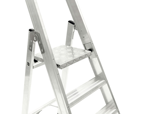 Detail hliníkového žebříku se stupni a plošinou.