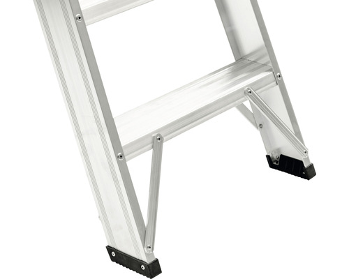 Detail hliníkového žebříku se stupni a protiskluzovými nohami