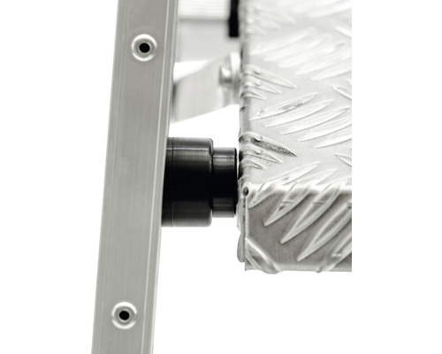 Detailní pohled na hliníkový žebřík se stupněm