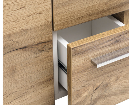 Detailní záběr skříňky s otevřenou zásuvkou ve dřevěném designu