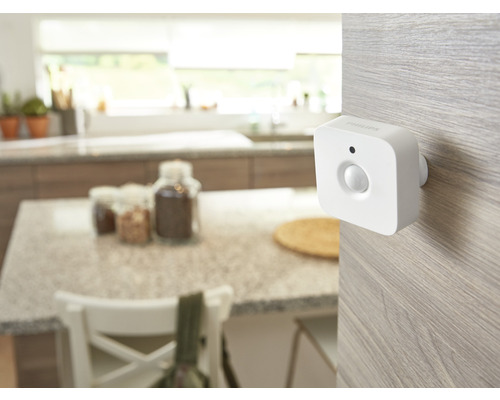 Pohybový senzor Philips Hue pro montáž na stěnu v obytném prostoru