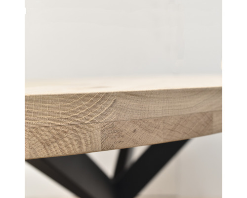 Detail desky stolu z dubového dřeva s kovovým rámem