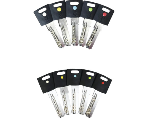 Několik bezpečnostních klíčů s barevnými značkami na rukojetích.