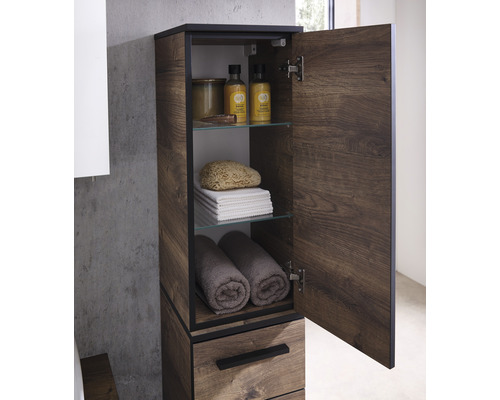 Vysoká skříňka ze dřeva s otevřenými dveřmi a přihrádkami na koupelnové doplňky