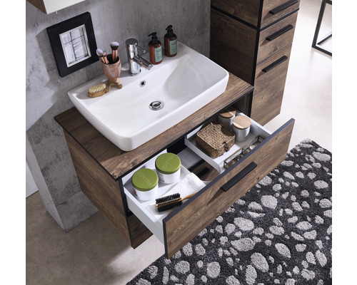 Koupelnová skříňka s umyvadlem se zásuvkou ve vzhledu dřeva a bílým umyvadlem na desku.