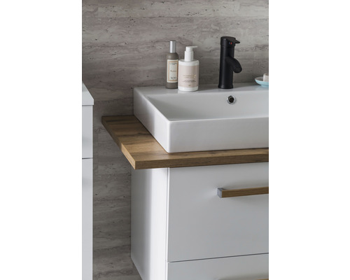 Detail koupelny s umyvadlem, vodovodní baterií a skříňkou pod umyvadlo