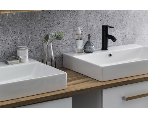 Koupelna se dvěma umyvadly, baterií a dekorativními předměty na dřevěném stole