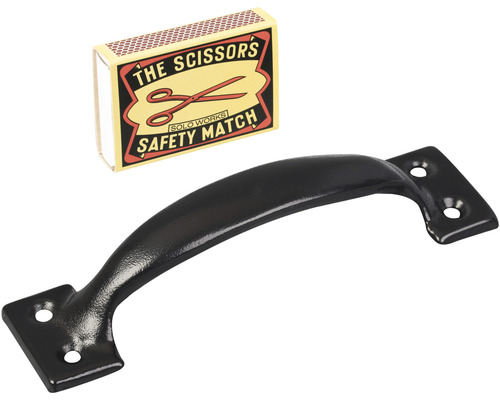 Černá kovová nábytková úchytka s krabičkou zápalek pro porovnání velikosti