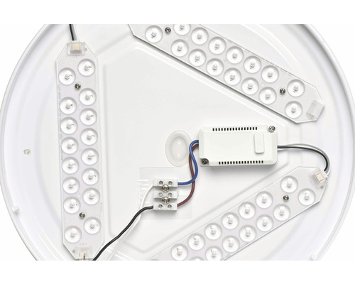 Vnitřní pohled na LED lampu s elektronickými součástkami a kabeláží