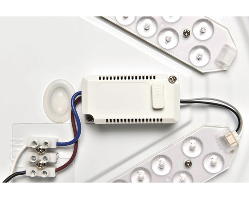 Detailní pohled na LED svítidlo s připojovacími svorkami a transformátorem