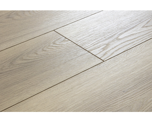 Detailní záběr laminátové podlahy s dřevěnou strukturou