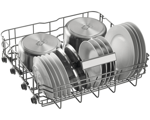 Koš do myčky na nádobí s hrnci a talíři