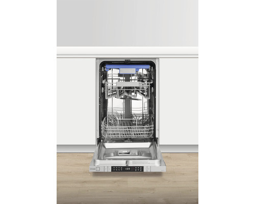 Otevřená myčka s vnitřkem mezi dvěma kuchyňskými skříňkami