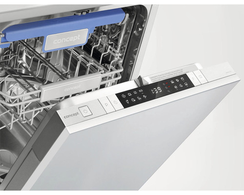 Otevřená myčka nádobí s ovládacím panelem a koši na nádobí.