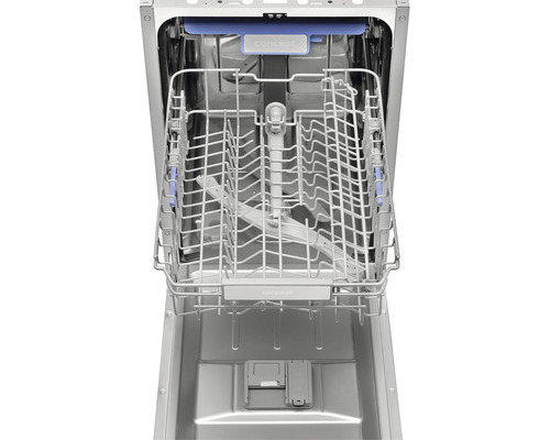 Vnitřní pohled na myčku nádobí s košem na nádobí