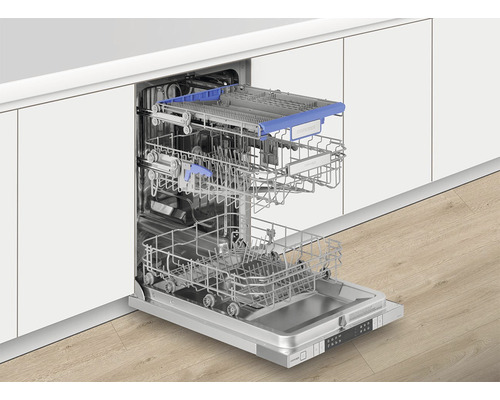 Otevřená myčka s vytaženými koši v kuchyni