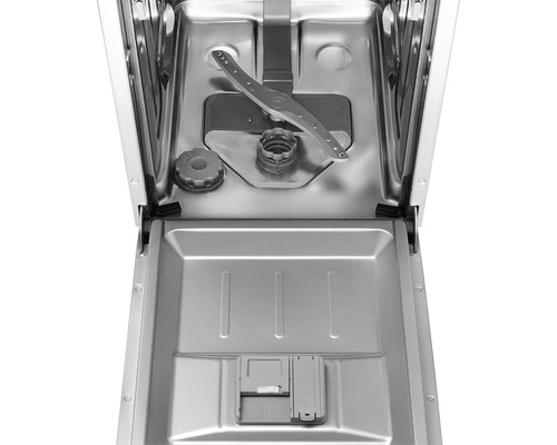 Vnitřek myčky s ostřikovacím ramenem a přihrádkou na čisticí prostředek