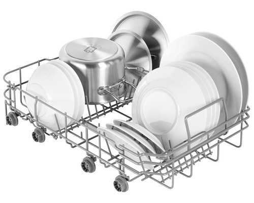 Koš do myčky naplněný nádobím a hrnci.