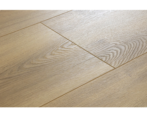 Detail světlé laminátové podlahy s dřevěnou strukturou