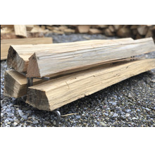 Naskládané palivové dřevo na kovovém rámu