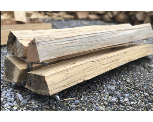 Hromada palivového dřeva na kovovém stojanu