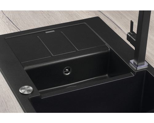 Černý dřez s odkapávací plochou a baterií