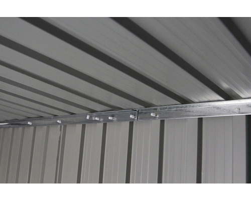 Detailní pohled na střešní konstrukci kovového zahradního domku