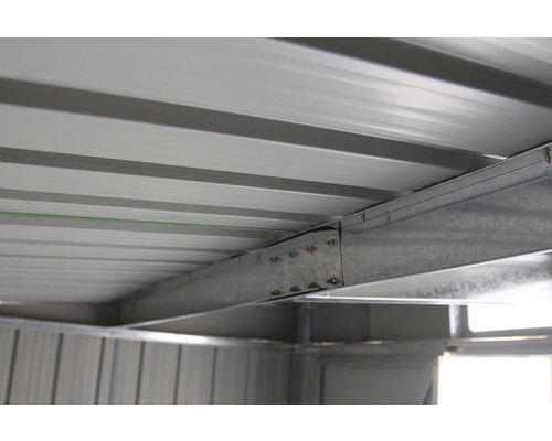 Detail kovové střešní konstrukce zahradního domku