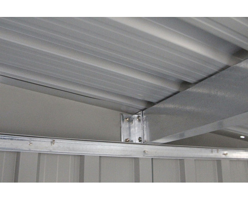 Detail kovové konstrukce zahradního domku