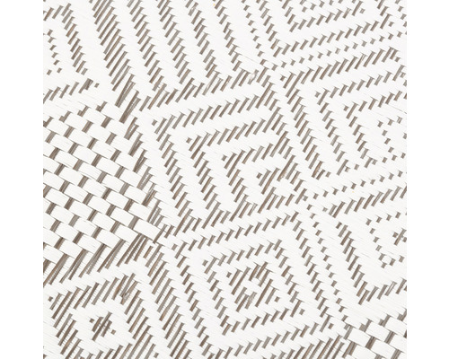 Detail tkaného koberce s geometrickým vzorem