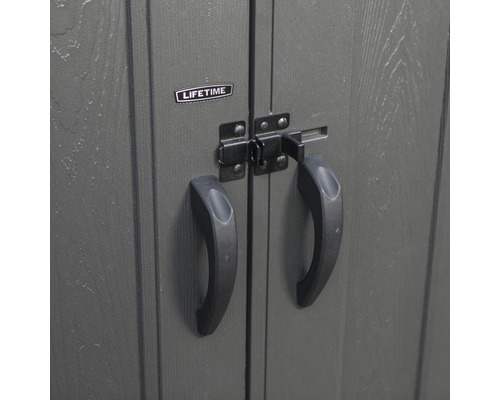 Detail dveří zahradního domku s madly, západkou a logem Lifetime.