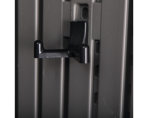 Černý hák pro skladování na zdi