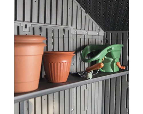 Police v zahradním domku s květináči a posypovým vozíkem