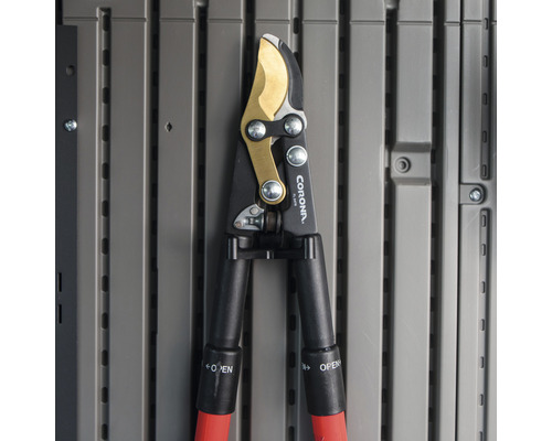 Zahradní nůžky se zlatými čepelemi a červenými rukojeťmi