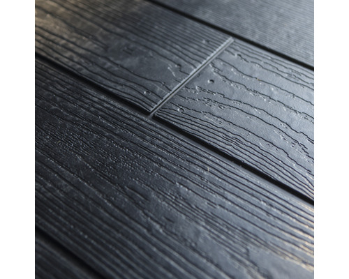 Detail plastového obkladu fasády se vzhledem dřeva