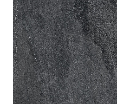 Detailní pohled na tmavou kameninovou dlaždici s matným povrchem