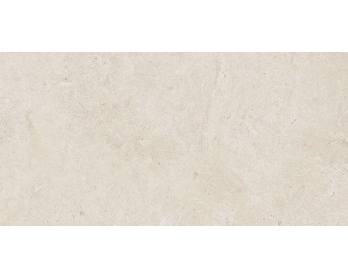 Detail světlé dlaždice z přírodního kamene s matným povrchem