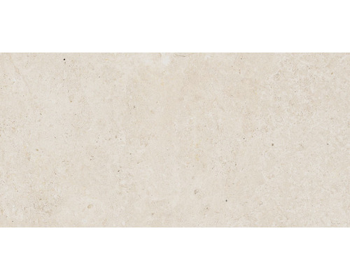 Detailní záběr dlaždice z přírodního kamene s nepravidelným povrchem