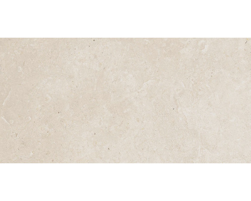 Detail světlé travertinové dlaždice.