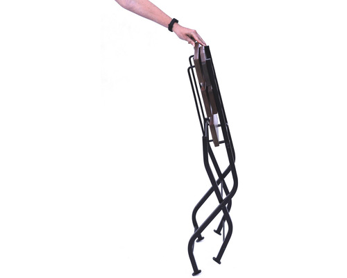 Složená skládací židle s kovovým rámem a dřevěnými sedacími prvky.